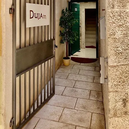 & Dujam בית הארחה